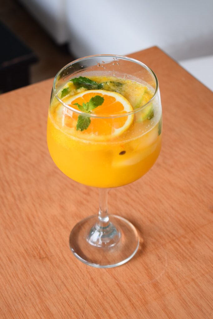 Bebida con naranja y hojas verdes de Almalibre