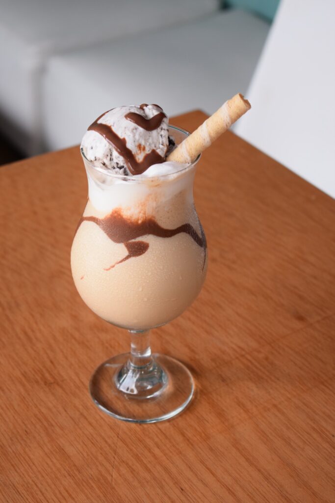Bebida decorada con crema y chocolate