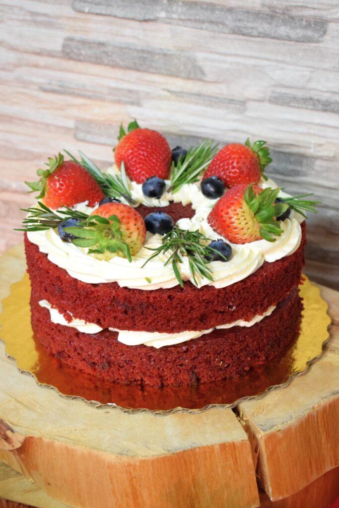 Torta decorada con frutos rojos de Almalibre