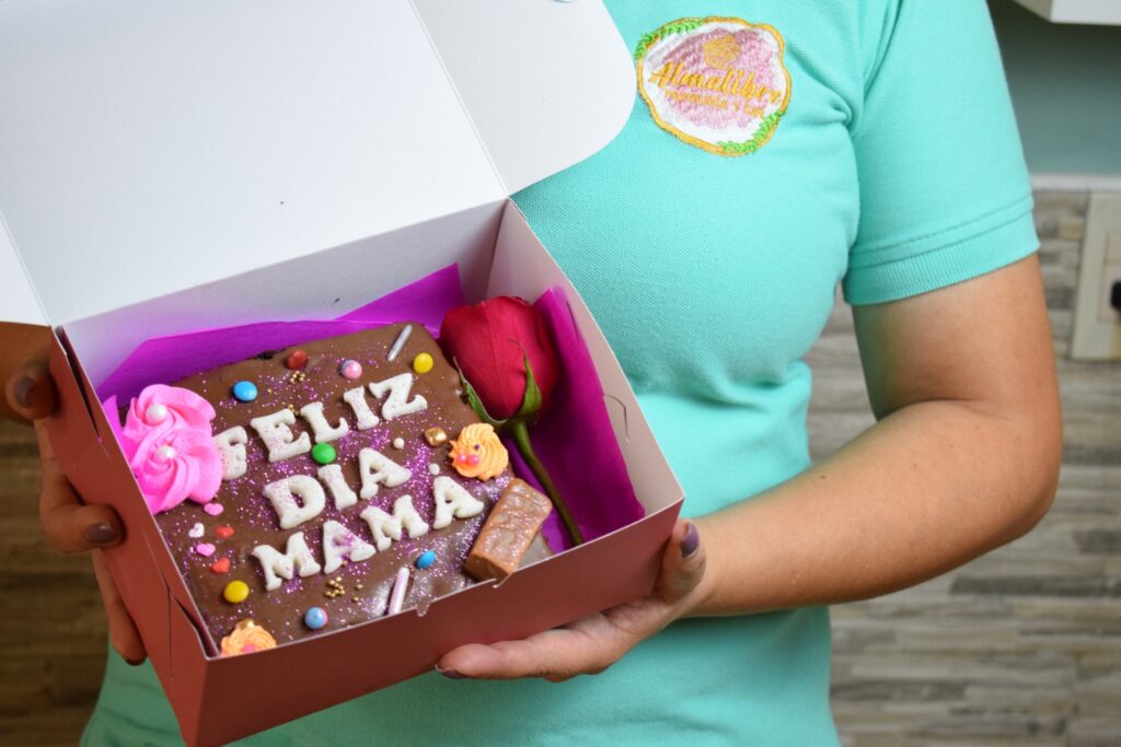 Torta decorada para el Día de la Madre en una caja