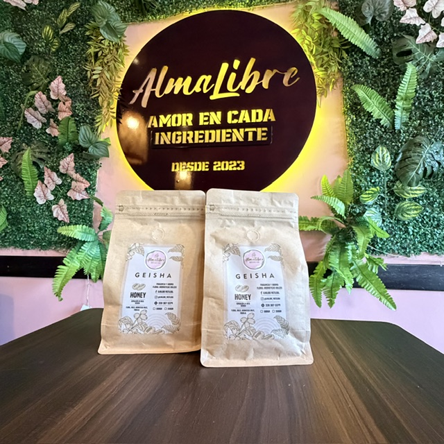 Bolsas de café frente al letrero Almalibre