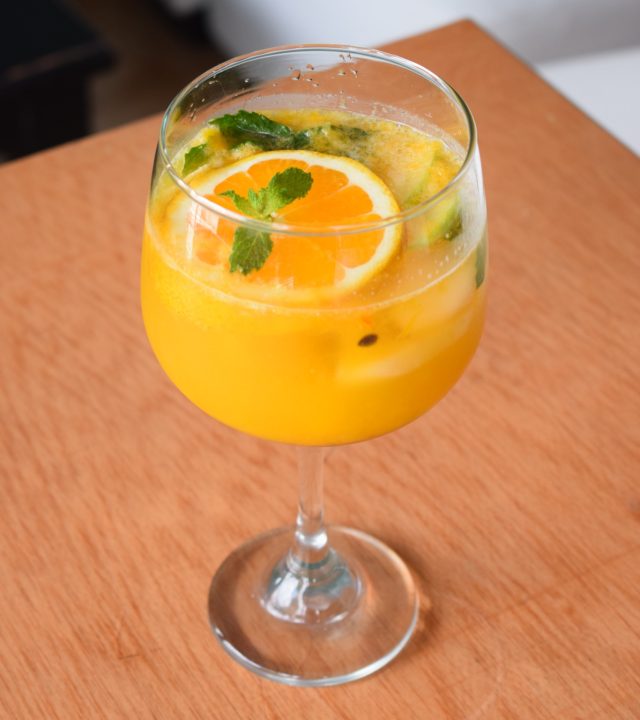 Bebida con naranja y hojas verdes de Almalibre