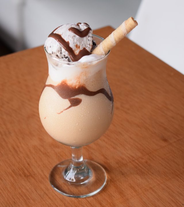 Bebida decorada con crema y chocolate