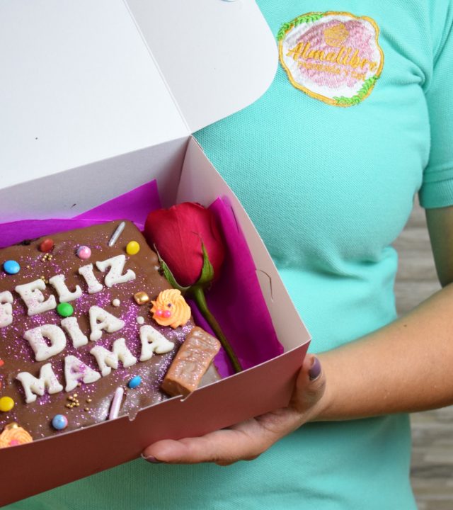 Torta decorada para el Día de la Madre en una caja
