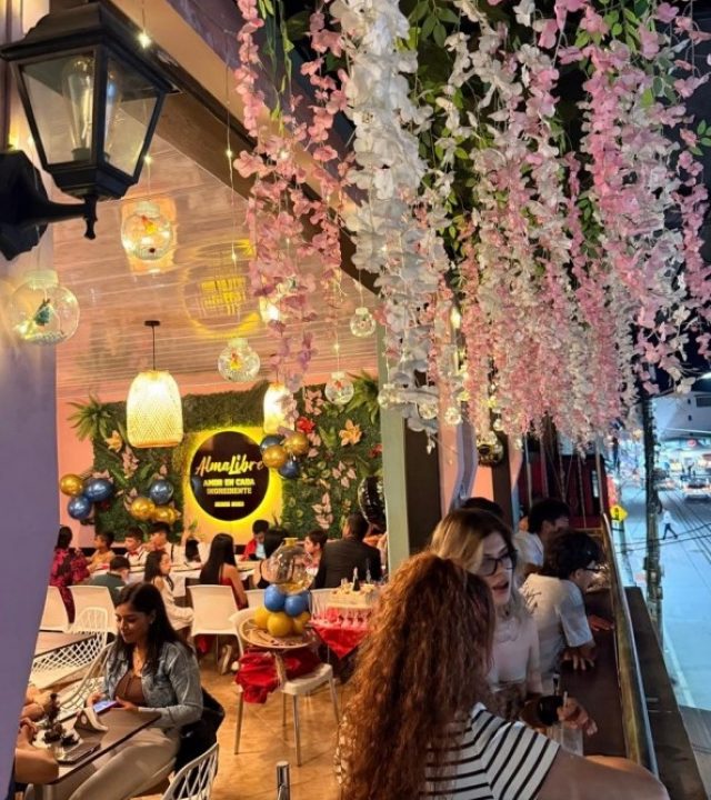 Interior de Almalibre con decoración floral y clientes